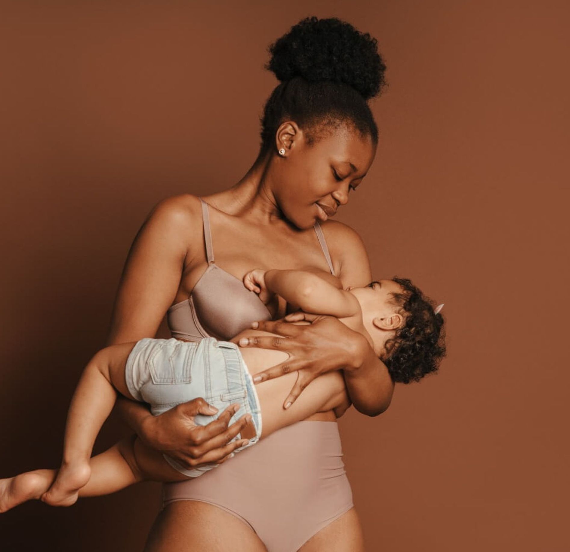 Descubra como o Mommy Makeover vai além da estética, restaurando a autoestima e promovendo o bem-estar físico e emocional das mulheres. Saiba mais aqui.